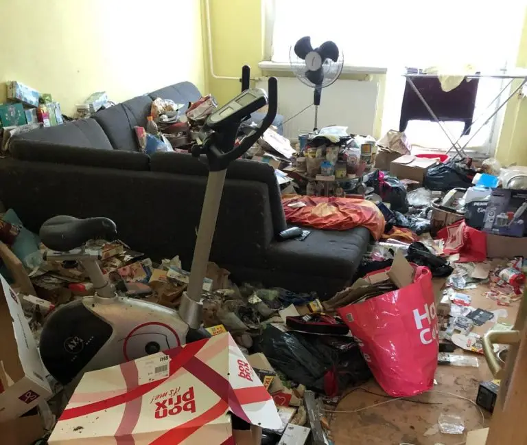 IMG-20251030-WA0067 vorher 768 Vollgestelltes Wohnzimmer mit Unrat vor der Entrümpelung